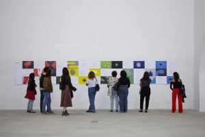 Folla di giovani per la mostra di Dominique Robin