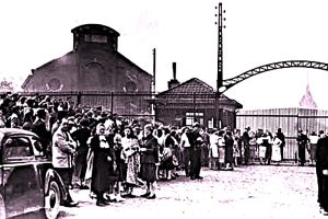  Un'immagine dell'ingresso della miniera di Marcinelle nei giorni del disastro